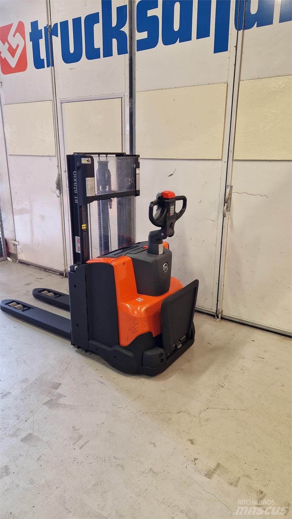 BT SWE200D Pedestrian stacker