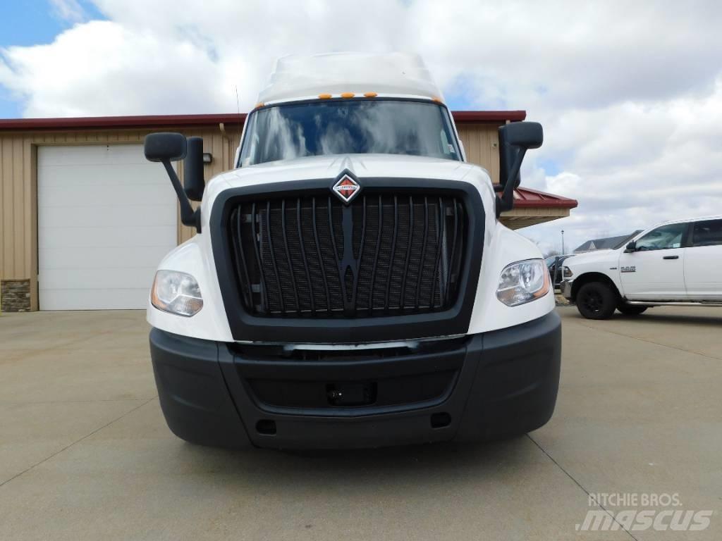 International LT 625 Tractor Units