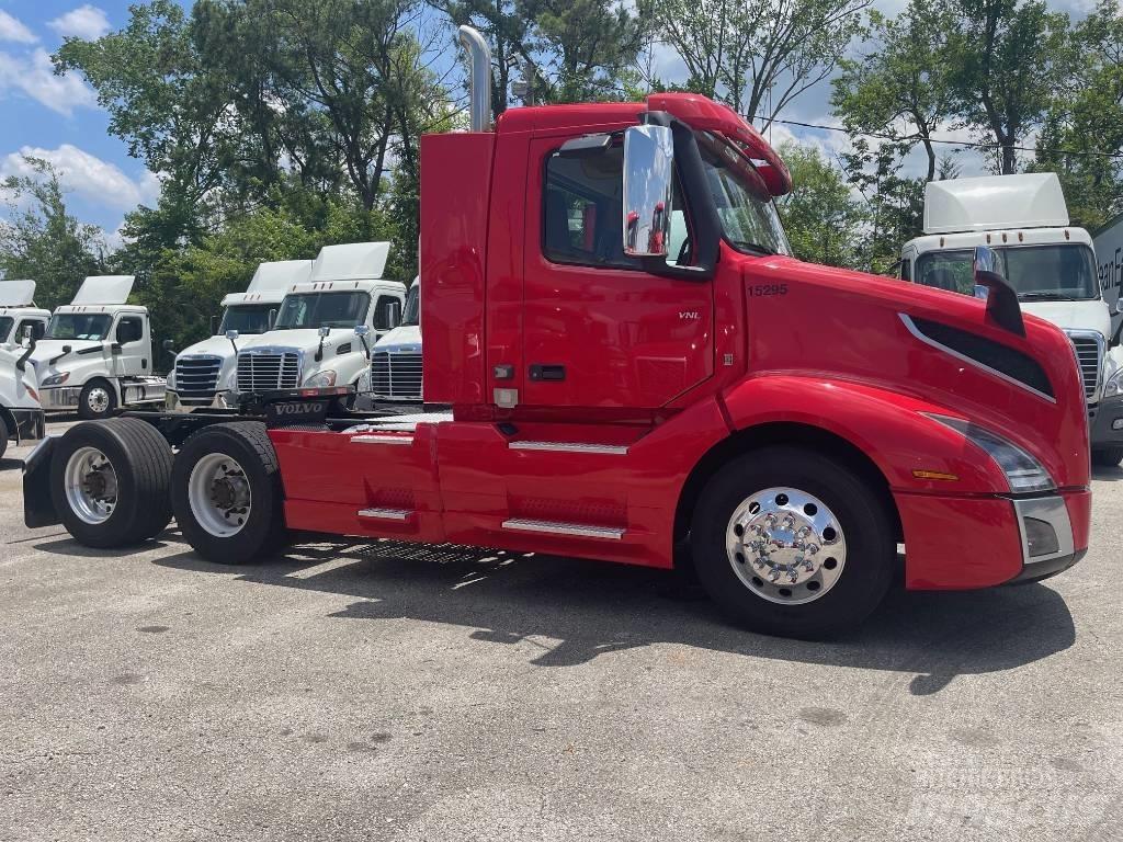 Volvo VNL64T300 Tractor Units