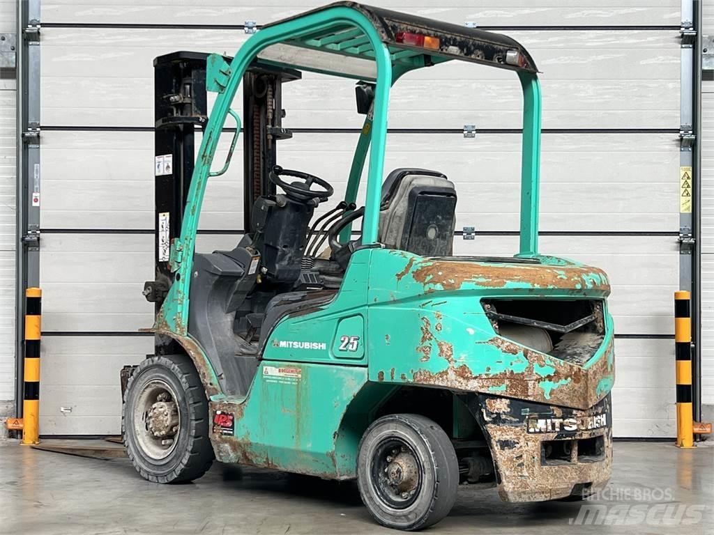 Mitsubishi FD25N Diesel trucks