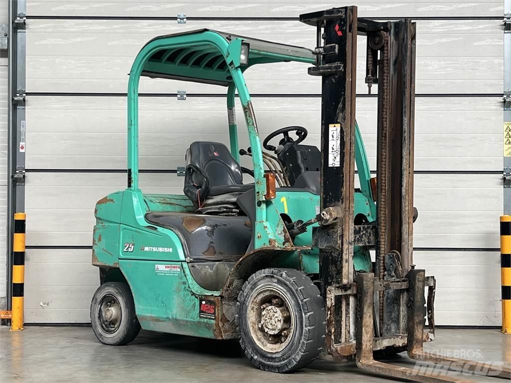 Mitsubishi FD25N Diesel trucks