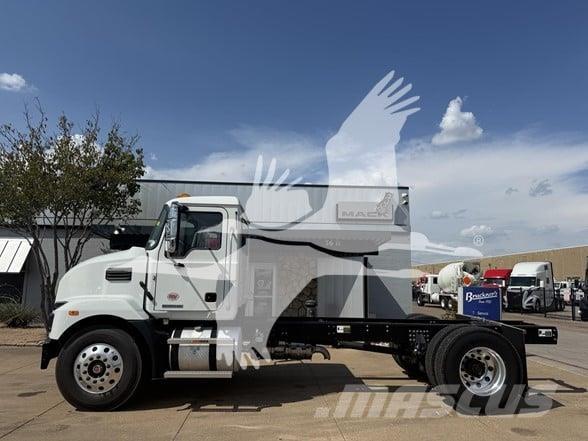 Mack MD7 Chassis Cab trucks
