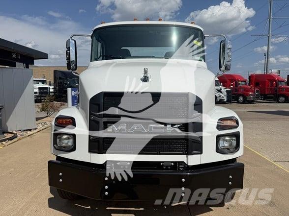 Mack MD7 Chassis Cab trucks