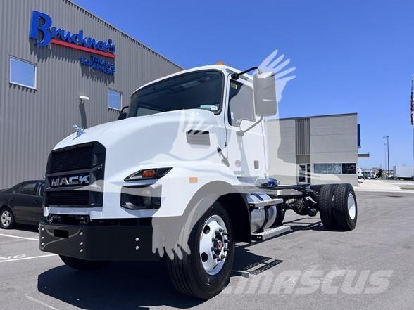 Mack MD7 Chassis Cab trucks