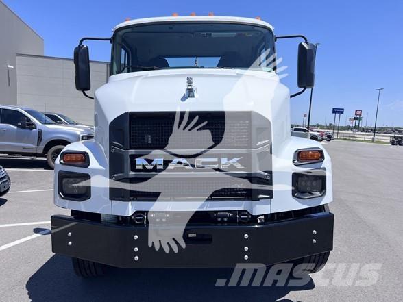 Mack MD7 Chassis Cab trucks