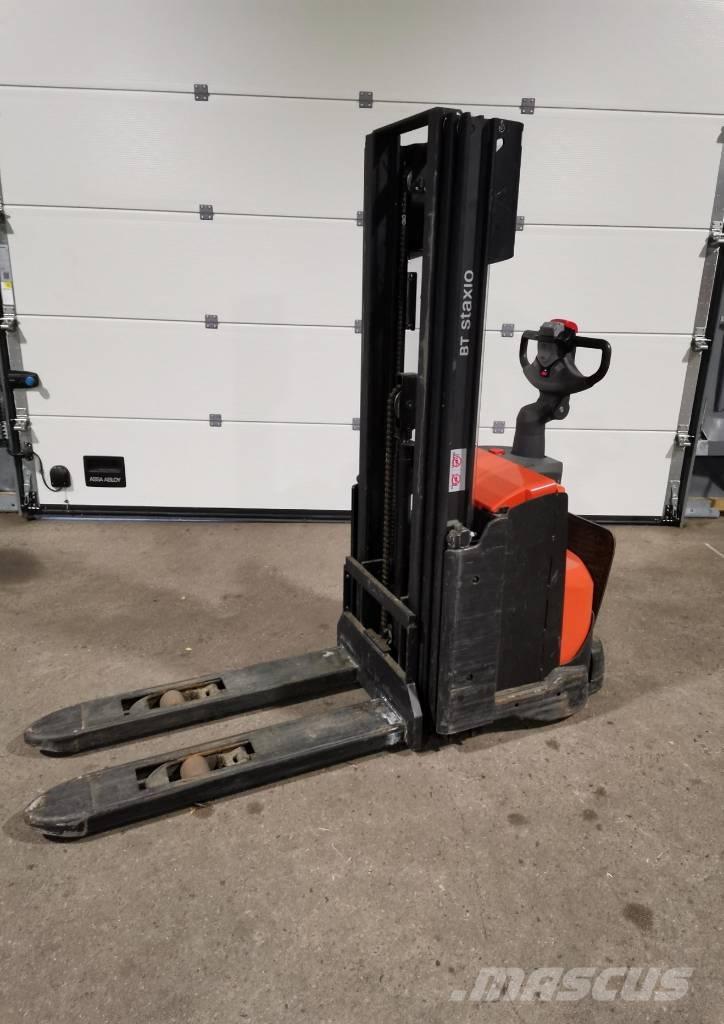 Toyota SWE120L Pedestrian stacker