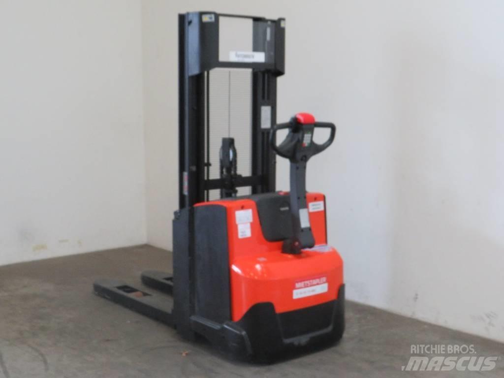 BT SWE140 Pedestrian stacker