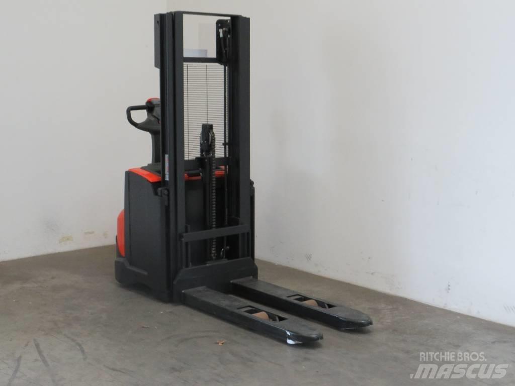 BT SWE140 Pedestrian stacker