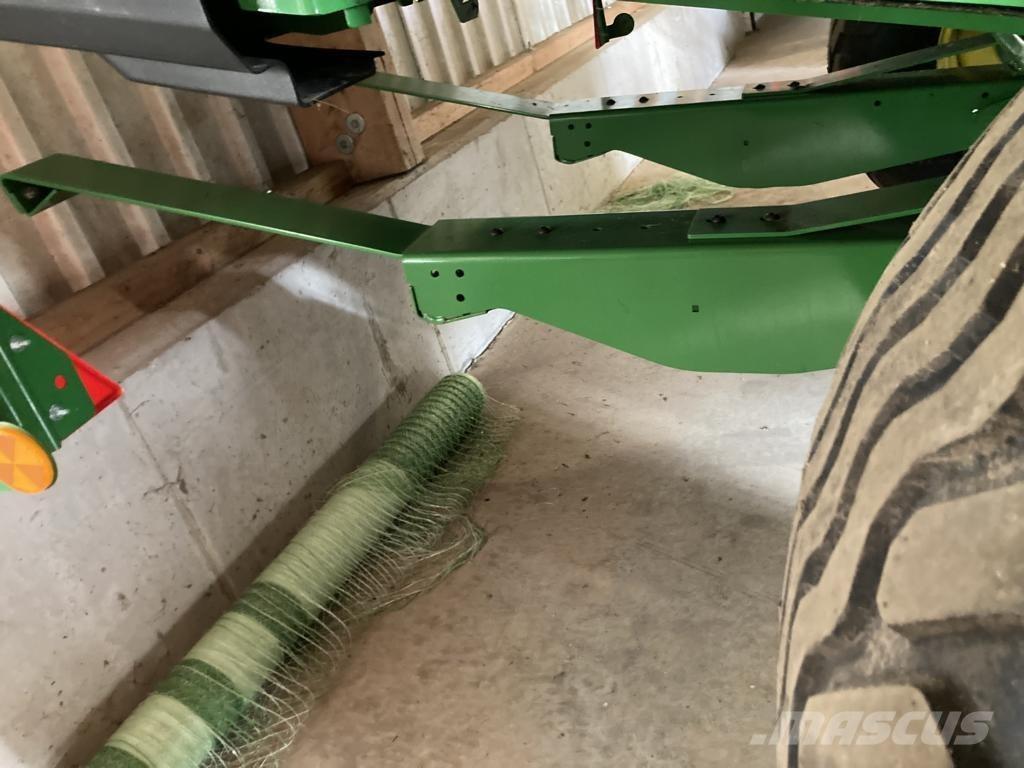 John Deere V461M Round balers