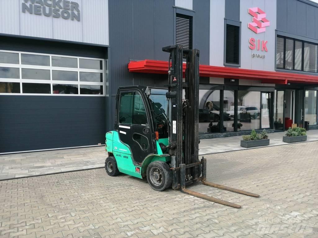 Mitsubishi FD25N Diesel trucks