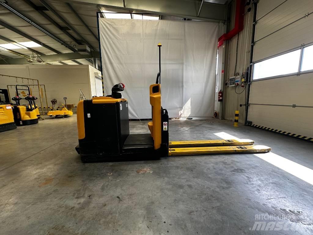 Yale MO25 Low lift order picker