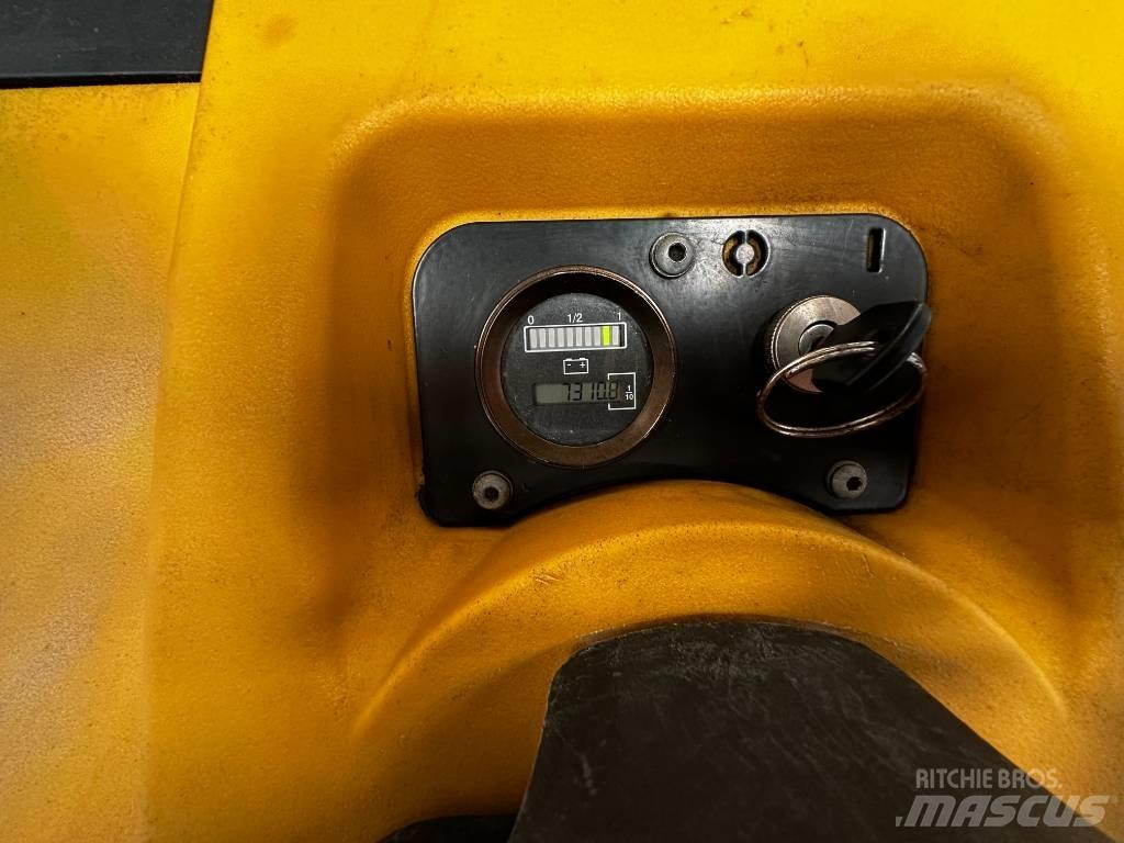 Yale MO25 Low lift order picker