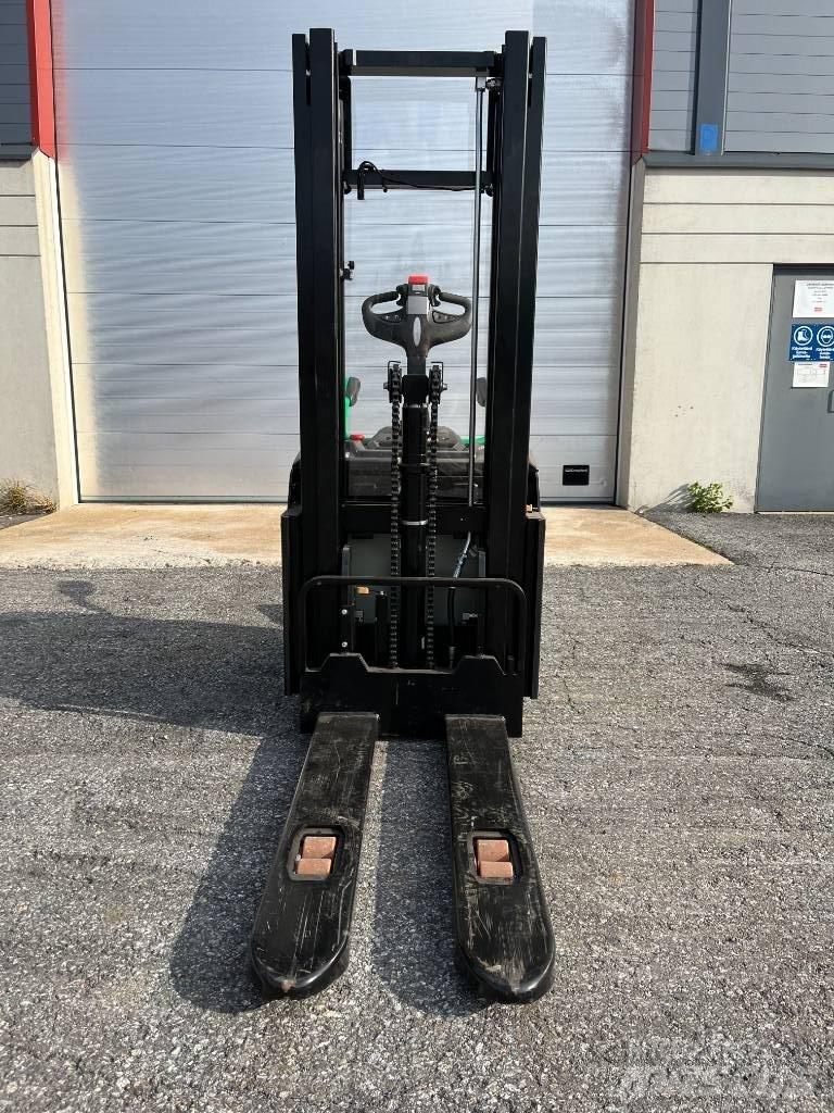 Hangcha CDD16-AC2S Self propelled stackers