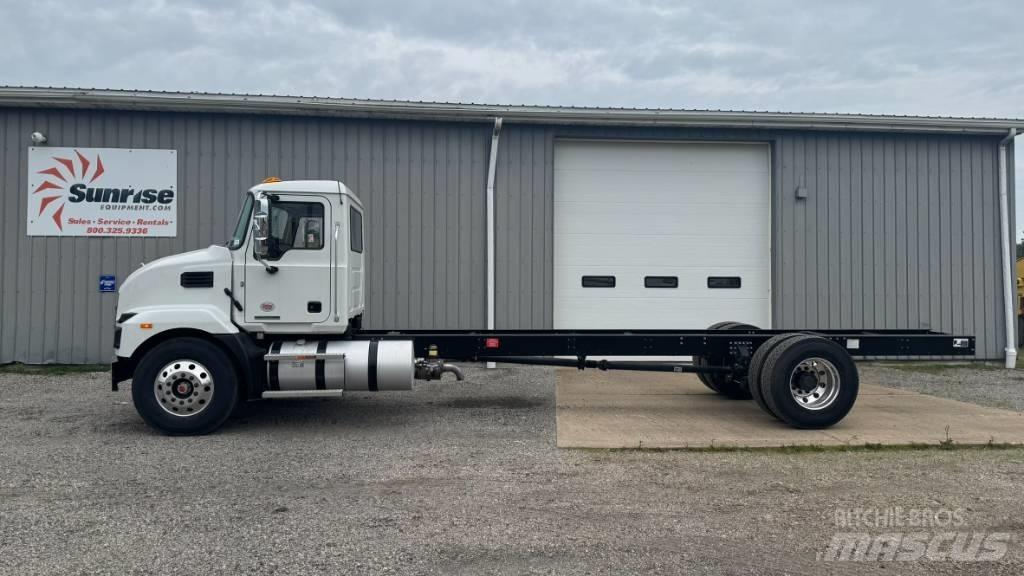  2025 Mack MD 6 Chassis Cab trucks