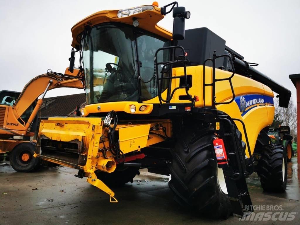 New Holland CX8070 Combine harvesters