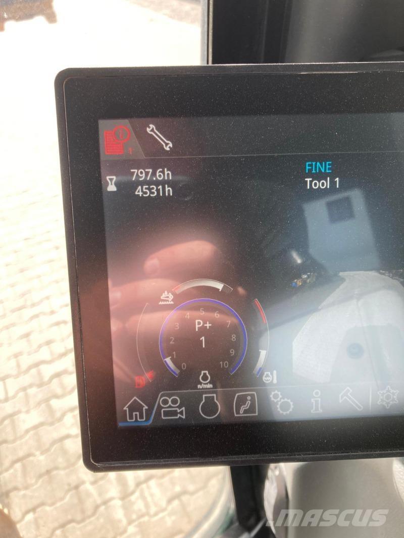 Liebherr R924 Crawler excavators