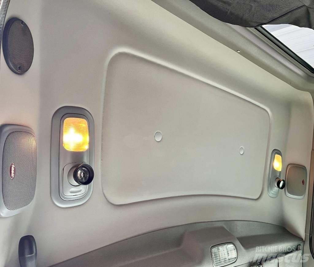 Peterbilt 389 Tractor Units