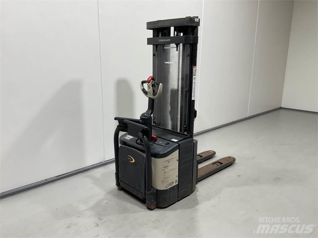 Crown WE2300S Self propelled stackers