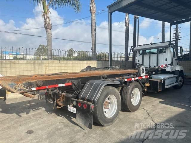 Freightliner 114SD Cable lift demountable trucks