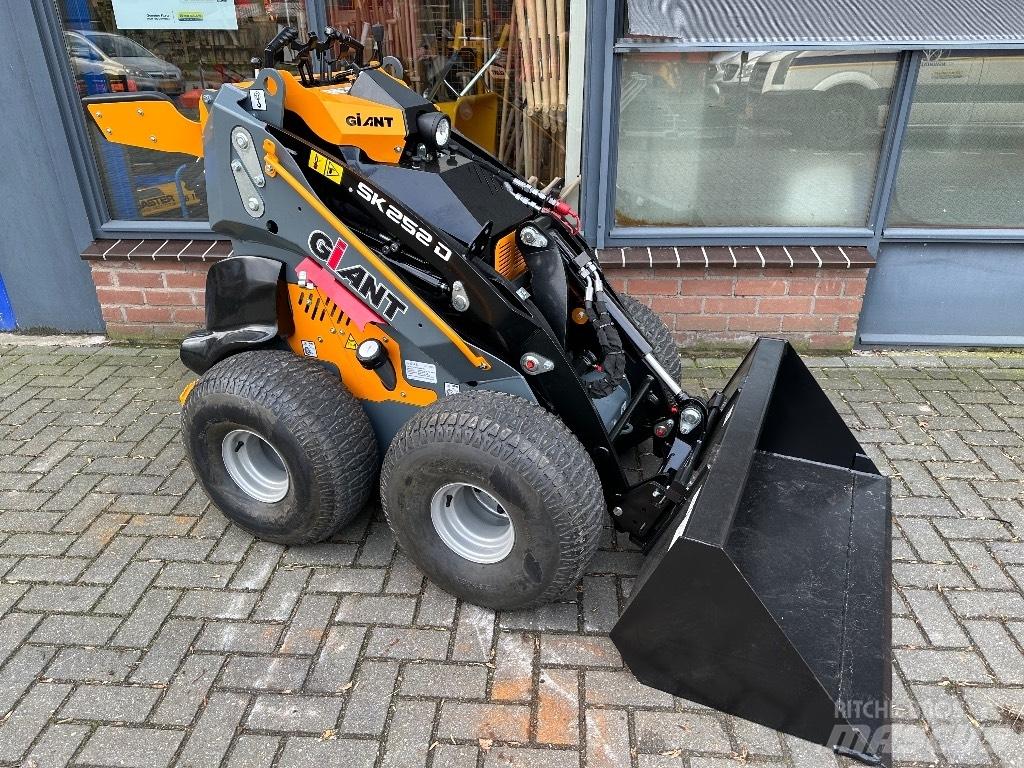 GiANT SK252D Multi purpose loaders