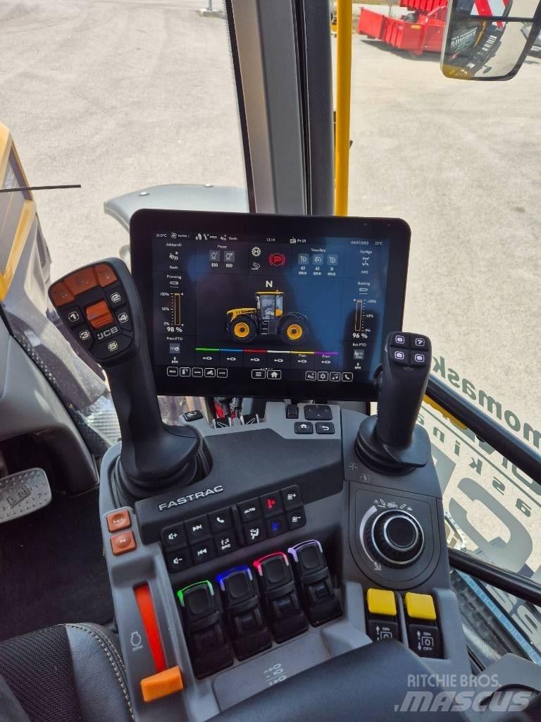 JCB Fastrac 4220 Tractors