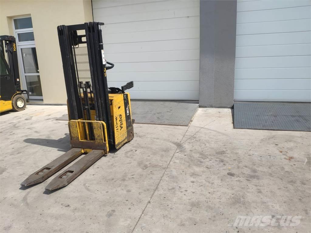 Yale MS15X IL Pedestrian stacker
