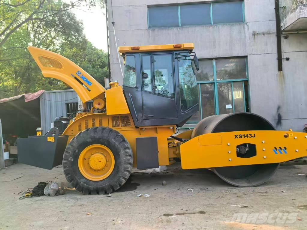 XCMG XS 142 J Single drum rollers