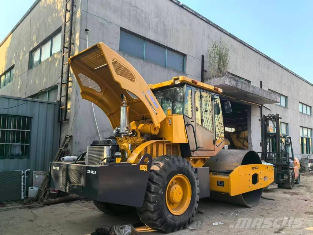 XCMG XS 142 J Single drum rollers