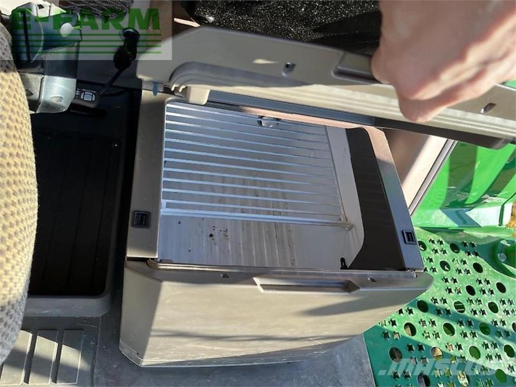 John Deere t670 Combine harvesters