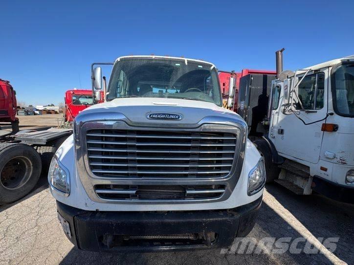 Freightliner M2 Cable lift demountable trucks