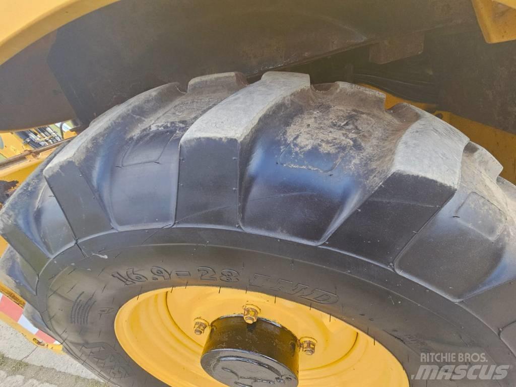 Komatsu WB 93 S-5 Backhoe loaders