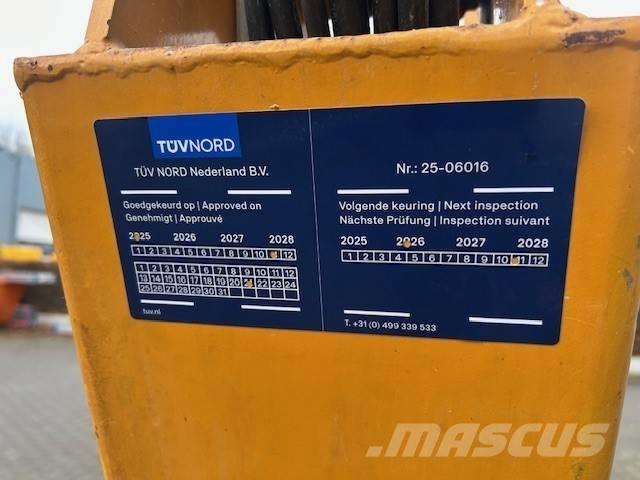 UpRight AB38N Articulated boom lifts