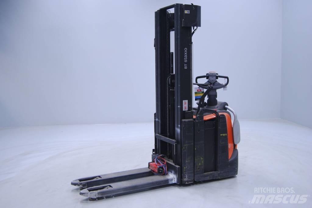 Toyota SPE140L Pedestrian stacker