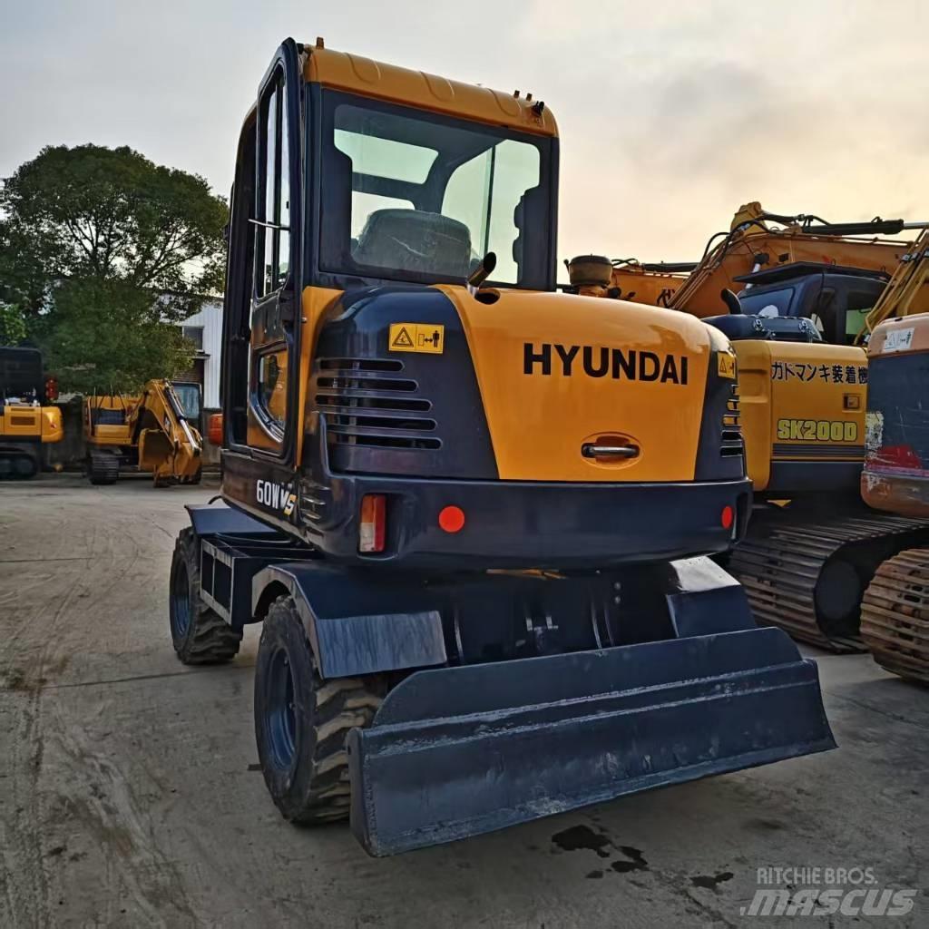 Hyundai Robex 60 VS Mini excavators < 7t (Mini diggers)