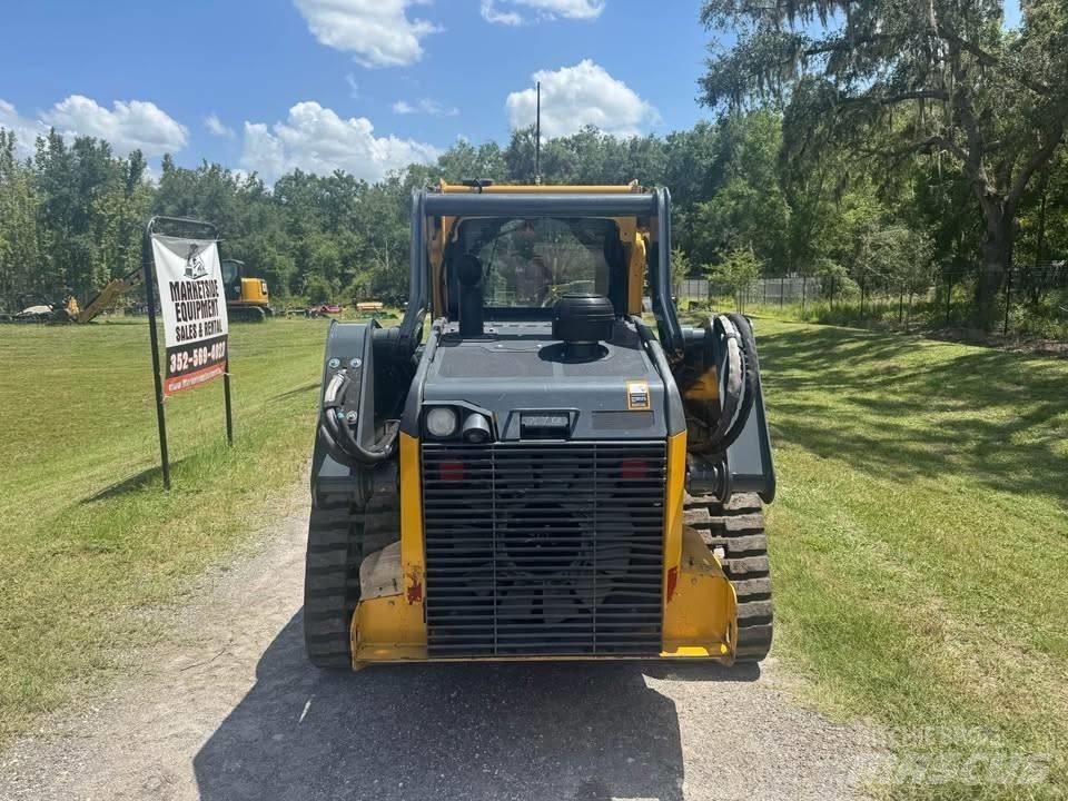 John Deere 325 Skid steer loaders