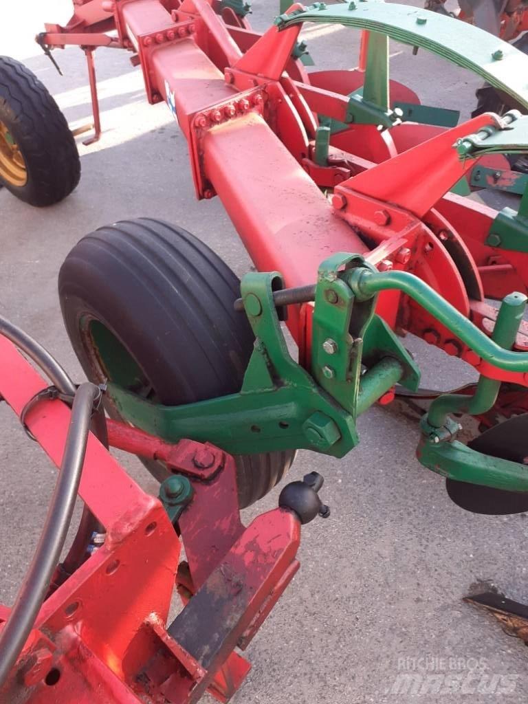 Kverneland A3 5x16" Conventional ploughs
