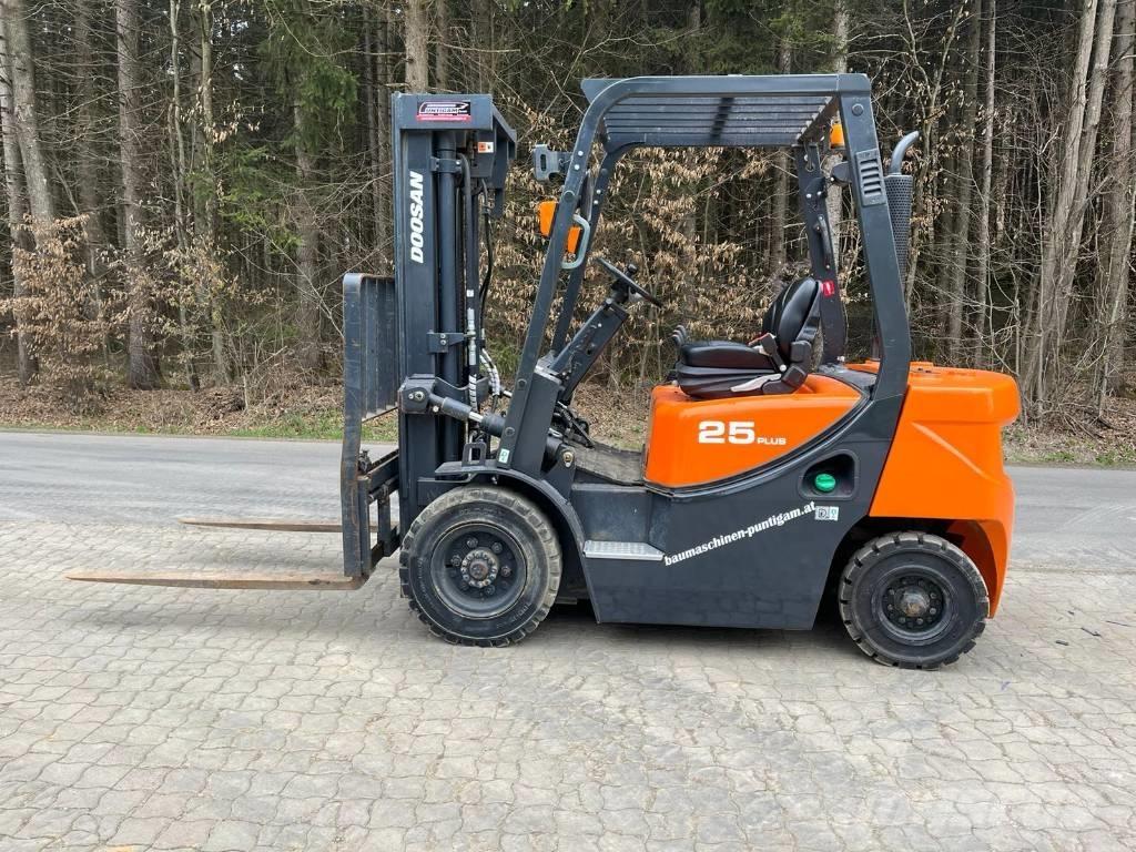 Doosan D 25 GP Diesel trucks