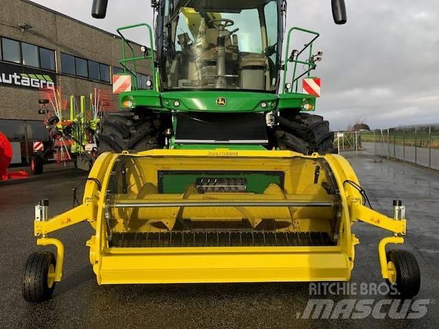 John Deere 8200 i Self-propelled foragers
