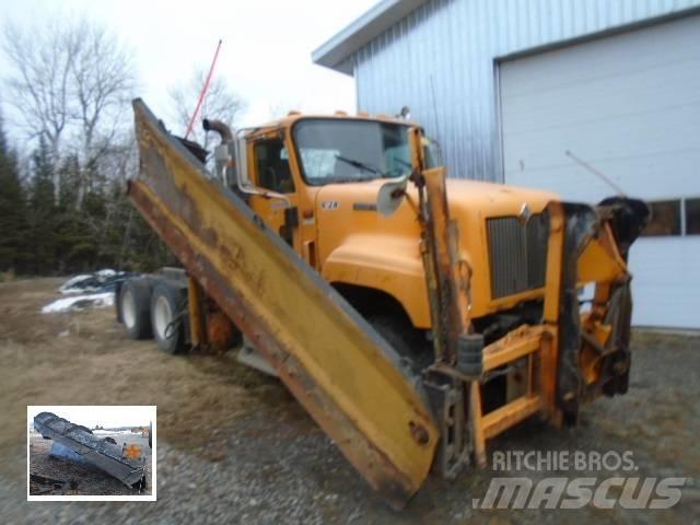 International 5500 i Snow blades and plows