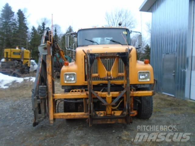 International 5500 i Snow blades and plows