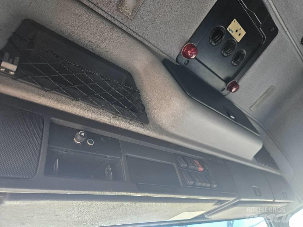 Volvo FM12 420 8x2 Cable lift demountable trucks