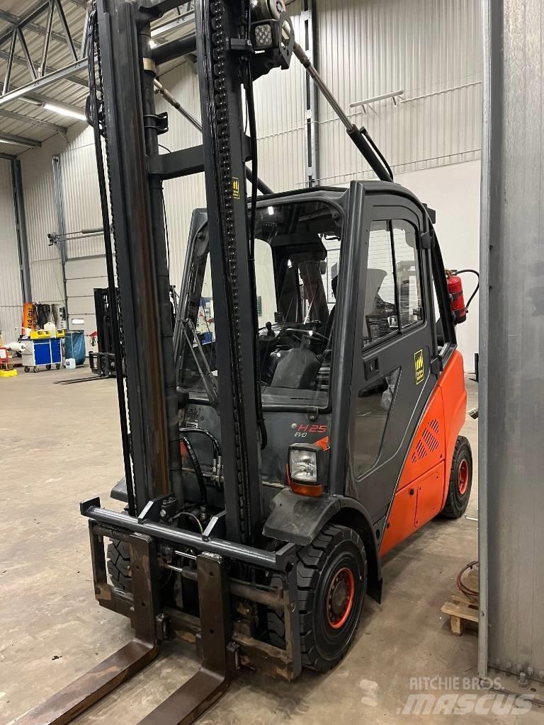 Linde H25D-02 Diesel trucks