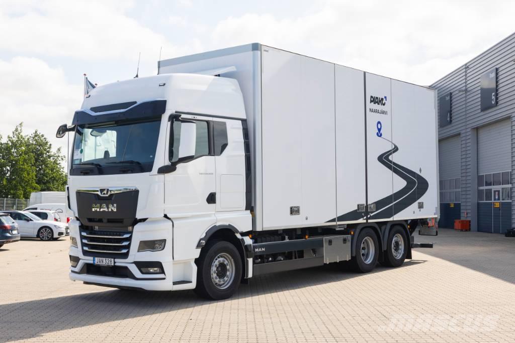MAN TGX 26.520 6x2-4 Box body trucks