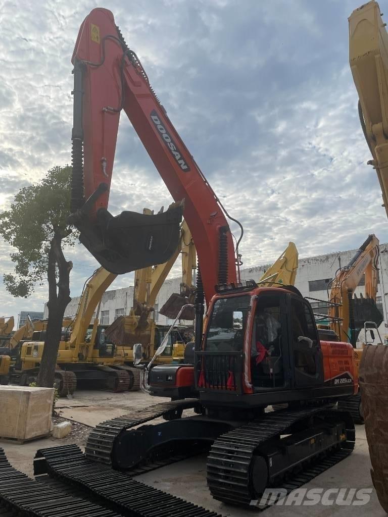 Doosan DX 225 Midi excavators  7t - 12t