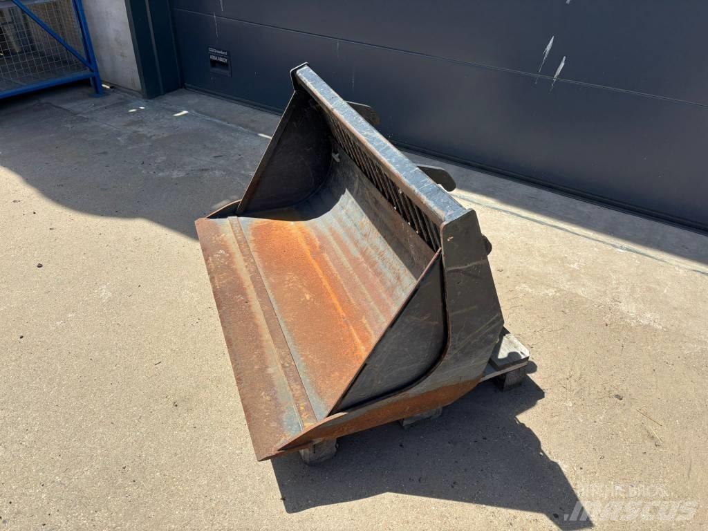 GiANT PB-1300 Buckets
