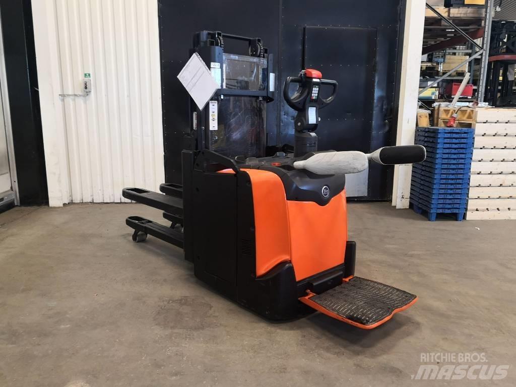 Toyota SPE200D Pedestrian stacker