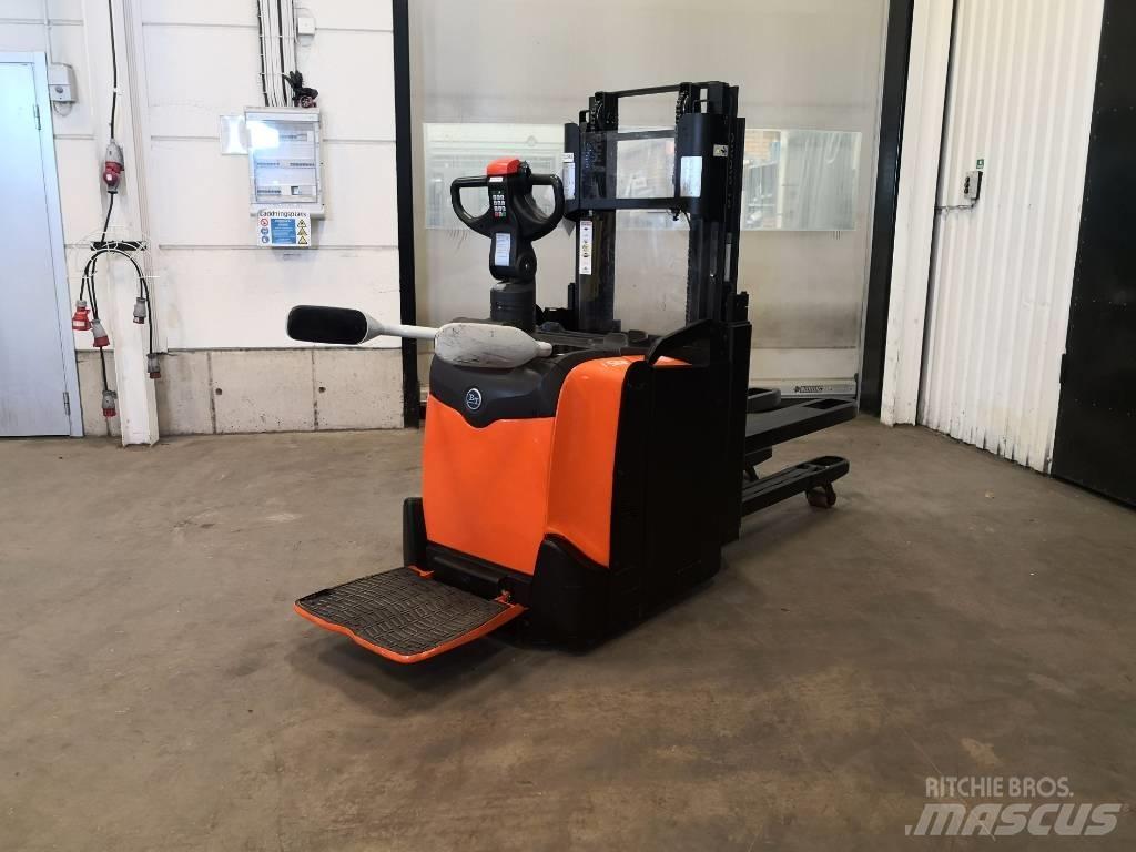 Toyota SPE200D Pedestrian stacker