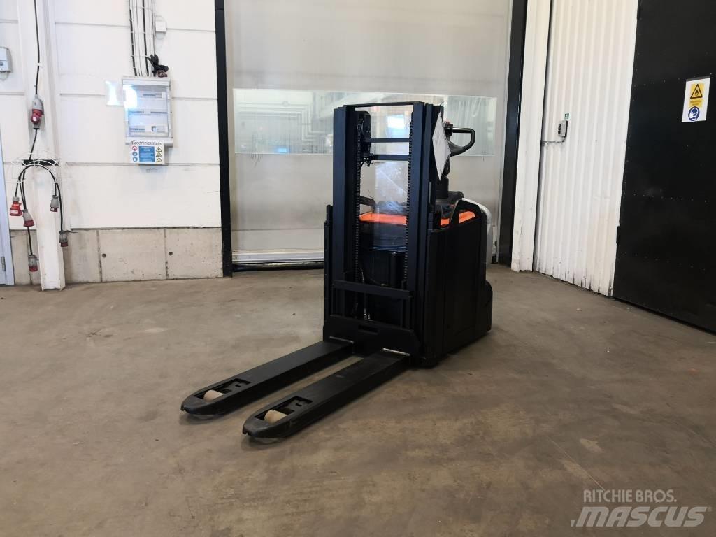 Toyota SPE200D Pedestrian stacker