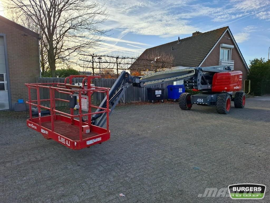 SkyJack SJ85 AJ Articulated boom lifts