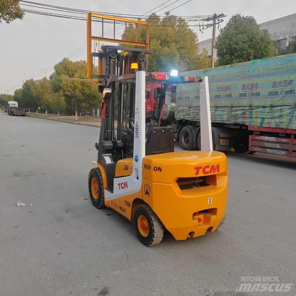 TCM FD30 Reach trucks